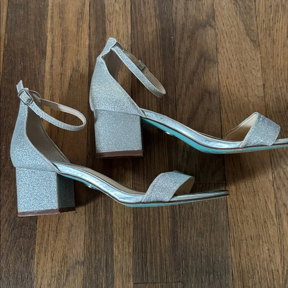 👡Betsey Johnson Miri silver glitter sandals with block heel. Size 8.